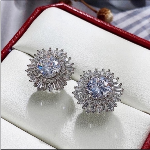 🪩🪩🪩Simulated diamonds & CZ White gold plated Cluster baguettes Amazing earrings - Picture 10 of 10